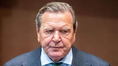 Der SPD-Bezirk Hannover hält treu zu Schröder und will ihn für 60 Jahre Mitgliedschaft ehren
