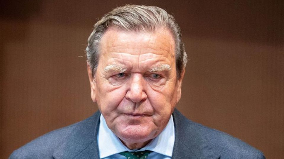 Der SPD-Bezirk Hannover hält treu zu Schröder und will ihn für 60 Jahre Mitgliedschaft ehren