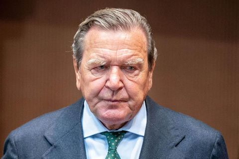 Der SPD-Bezirk Hannover hält treu zu Schröder und will ihn für 60 Jahre Mitgliedschaft ehren