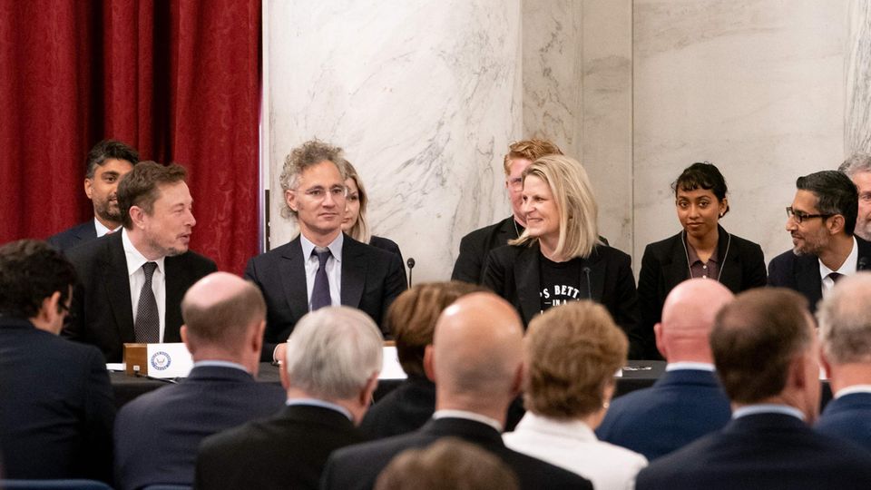 Elon Musk (links) nahm neben Palantir-Chef Alex Karp Platz. Ganz rechts ist Google-CEO Sundar Pichai zu sehen - Mark Zuckerberg sitzt noch einige Plätze weiter entfernt