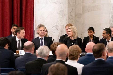 Elon Musk (links) nahm neben Palantir-Chef Alex Karp Platz. Ganz rechts ist Google-CEO Sundar Pichai zu sehen - Mark Zuckerberg sitzt noch einige Plätze weiter entfernt