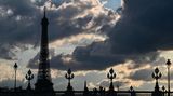 Paris, Frankreich. Wolken verdunkeln den Blick auf das französische Wahrzeichen. Die Silhouette des Eiffelturms ragt schwarz hinter dem Pond Alexandre III auf.