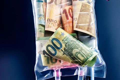 Ein Infusionsbeutel voller Geldscheine
