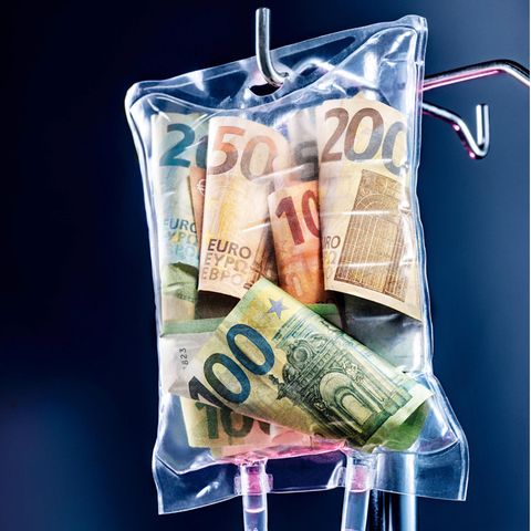 Ein Infusionsbeutel voller Geldscheine