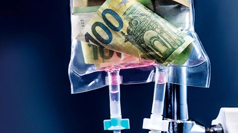 Ein Infusionsbeutel voller Geldscheine