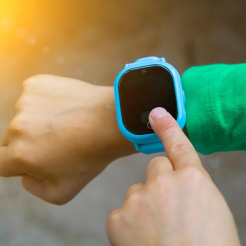 Kind trägt Uhr mit GPS Tracker