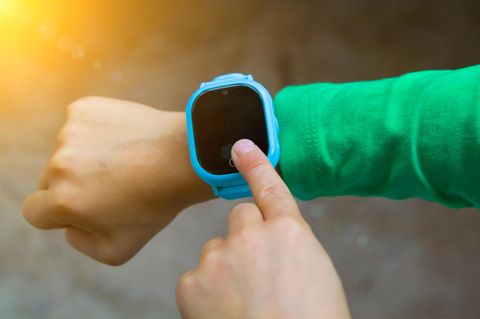 Kind trägt Uhr mit GPS Tracker