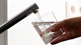 Die Verfügbarkeit von Süßwasser ist für Menschen, Tiere und Pflanzen gleichermaßen überlebenswichtig. Die Forschenden unterscheiden zwischen "blauem" und "grünem" Wasser. "Blaues" Wasser findet sich in Flüssen und Seen, im Grundwasser sowie im Eis von Gletschern und den Polkappen. "Grünes" Wasser ist das in Pflanzen, im Boden und im Regen.  Planetare Grenze: überschritten.