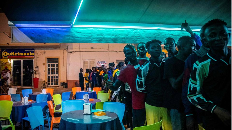 Auf Lampedusa warten aktuell rund 6700 Geflüchtete auf eine Entscheidung, wie es mit ihnen weitergeht