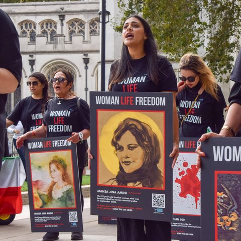 Zum ersten Todestag von Jina Mahsa Amini erinnern Exil-Iranerinnen in Großbritannien an die Frauenbewegung