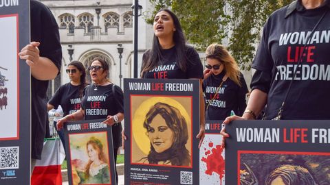 Zum ersten Todestag von Jina Mahsa Amini erinnern Exil-Iranerinnen in Großbritannien an die Frauenbewegung