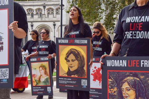 Zum ersten Todestag von Jina Mahsa Amini erinnern Exil-Iranerinnen in Großbritannien an die Frauenbewegung