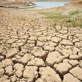 Klimawandel und Erderwärmung machen sich immer stärker bemerkbar – auch in Deutschland. Hitzewellen, Überflutungen und Dürren sind die Folgen in aller Welt. Trotzdem gibt es auch hier noch Hoffnung: Das Team verweist am Beispiel der Erderwärmung etwa auf Aufforstung. Sollte die Menschheit es schaffen, den CO2-Gehalt der Atmosphäre auf 450 Teilchen pro Million (parts per million, ppm) zu begrenzen - derzeit liegt er bei 417 - und zudem den Bestand des borealen und des tropischen Waldes nicht unter 60 Prozent der ursprünglichen Bewaldung sinken zu lassen, könnte die Erderwärmung deutlich gebremst werden: "Dann deutet die Simulation auf einen durchschnittlichen Temperaturanstieg über dem Land von 1,4 Grad bis zum Jahr 2100 hin", heißt es.  Planetare Belastungsgrenze: deutlich überschritten.