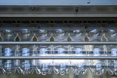Unbefüllte Plastikflaschen befinden sich in der Produktion eines Getränkeherstellers