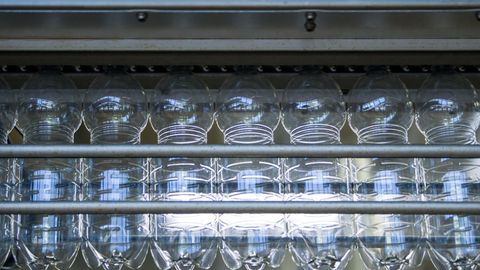 Unbefüllte Plastikflaschen befinden sich in der Produktion eines Getränkeherstellers