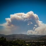 Aerosole, also kleine Partikel wie etwa Ruß aus Waldbränden in der Atmosphäre, verändern auch unser Klima. Derzeit liegt die weltweite Partikelverschmutzung der Atmosphäre noch im sicheren Bereich, auch wenn in einigen Regionen wie etwa Südasien diese Grenze regelmäßig überschritten wird.  Planetare Belastungsgrenze: unterschritten.