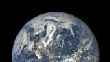 Wie stark leidet die Ozonschicht in der oberen Atmosphäre unter den Treibhausgasen? Die Ozonschicht schützt das Leben auf der Erde vor gefährlicher ultravioletter Strahlung. Daher liegt bereits seit den 1980er Jahren ein besonderes Augenmerk der Menschheit im Allgemeinen und der Wissenschaft im Speziellen auf dem Schutz der Ozonschicht.  Planetare Belastungsgrenze: unterschritten.