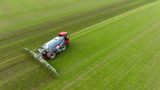 Ohne Stickstoff und Phosphor können Lebewesen nicht leben. In der Landwirtschaft werden beispielsweise stickstoffhaltige Dünger eingesetzt, um etwa Getreide zu produzieren. Auch in der Industrie sind Stickstoff und Phosphor im Einsatz. Vieles davon gelangt in die Umwelt und bringt die natürliche Balance aus dem Gleichgewicht. Stickstoff aus Dünger, der nicht von Pflanzen aufgenommen wird, landet erst im Boden und schließlich im Grundwasser und im Meer. Ähnliches gilt für Phosphor. Im Meer düngt er Algen und mit ihnen die Bakterien, die von den Algen leben. Beide verbrauchen viel Sauerstoff im Wasser, der Fischen und anderen Meeresbewohnern fehlt. So entstehen "Todeszonen" unter Wasser – weswegen sich die Wissenschaft auch für diese Kreisläufe als Gradmesser für den Zustand unseres Planeten interessiert.  Planetare Belastungsgrenze: überschritten.