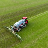 Ohne Stickstoff und Phosphor können Lebewesen nicht leben. In der Landwirtschaft werden beispielsweise stickstoffhaltige Dünger eingesetzt, um etwa Getreide zu produzieren. Auch in der Industrie sind Stickstoff und Phosphor im Einsatz. Vieles davon gelangt in die Umwelt und bringt die natürliche Balance aus dem Gleichgewicht. Stickstoff aus Dünger, der nicht von Pflanzen aufgenommen wird, landet erst im Boden und schließlich im Grundwasser und im Meer. Ähnliches gilt für Phosphor. Im Meer düngt er Algen und mit ihnen die Bakterien, die von den Algen leben. Beide verbrauchen viel Sauerstoff im Wasser, der Fischen und anderen Meeresbewohnern fehlt. So entstehen "Todeszonen" unter Wasser – weswegen sich die Wissenschaft auch für diese Kreisläufe als Gradmesser für den Zustand unseres Planeten interessiert.  Planetare Belastungsgrenze: überschritten.