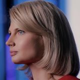 Was Olga Skabejewa für den Sender Rossija 1 ist, ist Olesja Losewa für den Sender Perwyj Kanal. Im Gegensatz zu ihrer Propaganda-Kollegin ist sie jedoch neu auf der Bühne der Polit-Shows. Seit 2021 ist sie Co-Moderatorin der Sendung "Wrjema Pokazhet" ("Die Zeit wird es zeigen").   Im Februar 2022 verschwanden alle Unterhaltungsformate aus dem Programm des wichtigsten Staatssenders Perwyj Kanal. Stattdessen wurde nun unter anderem auch die Sendung mit Losewa jeden Tag ausgestrahlt, was ihre TV-Präsenz erheblich steigerte. Doch die Quoten sanken im Verlauf des letzten Jahres radikal. Im Sommer fiel die Entscheidung, wieder Unterhaltungsformate ins Programm zu nehmen. Am Wochenende verzichtet man nun auf die Sendung "Die Zeit wird es zeigen". Losewa kann aber immerhin an fünf Tagen die Woche ihrem Werk nachgehen: die Ukraine verunglimpfen. Seit Jahren gibt es in ihrer Sendung kaum ein anderes Thema als die Ukraine. Der Ukraine-Talk wird die Show gerne deswegen genannt.   Losewa und ihre Kollegen arbeiten vor allem mit Fakes. Die Ukraine bombardiere sich selbst, heißt es jedes Mal, wenn russische Raketen auf zivile Ziele niedergehen. Zuletzt erzählte Losewa im Brustton felsenfester Überzeugung, Europa lechze nach ukrainischen Kindern – für den Sex- und Organhandel. Ihr Beweis: zwei bunte Grafiken, die jeder Achtklässler besser gebastelt hätte.   Losewa ist ebenfalls weit davon entfernt, das Leben nach den Lehren der orthodoxen Kirche zu führen, welche die eigene Propaganda der russischen Öffentlichkeit eintrichtert: Die 43-Jährige ist bereits zwei Mal geschieden worden und posierte 2001 auf dem Cover des Männermagazins "Medwed" (Bär) in einem Champagner-Bad.