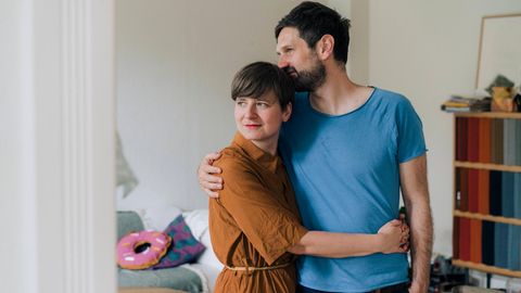 Eltern: Ein Mann und eine Frau umarmen sich