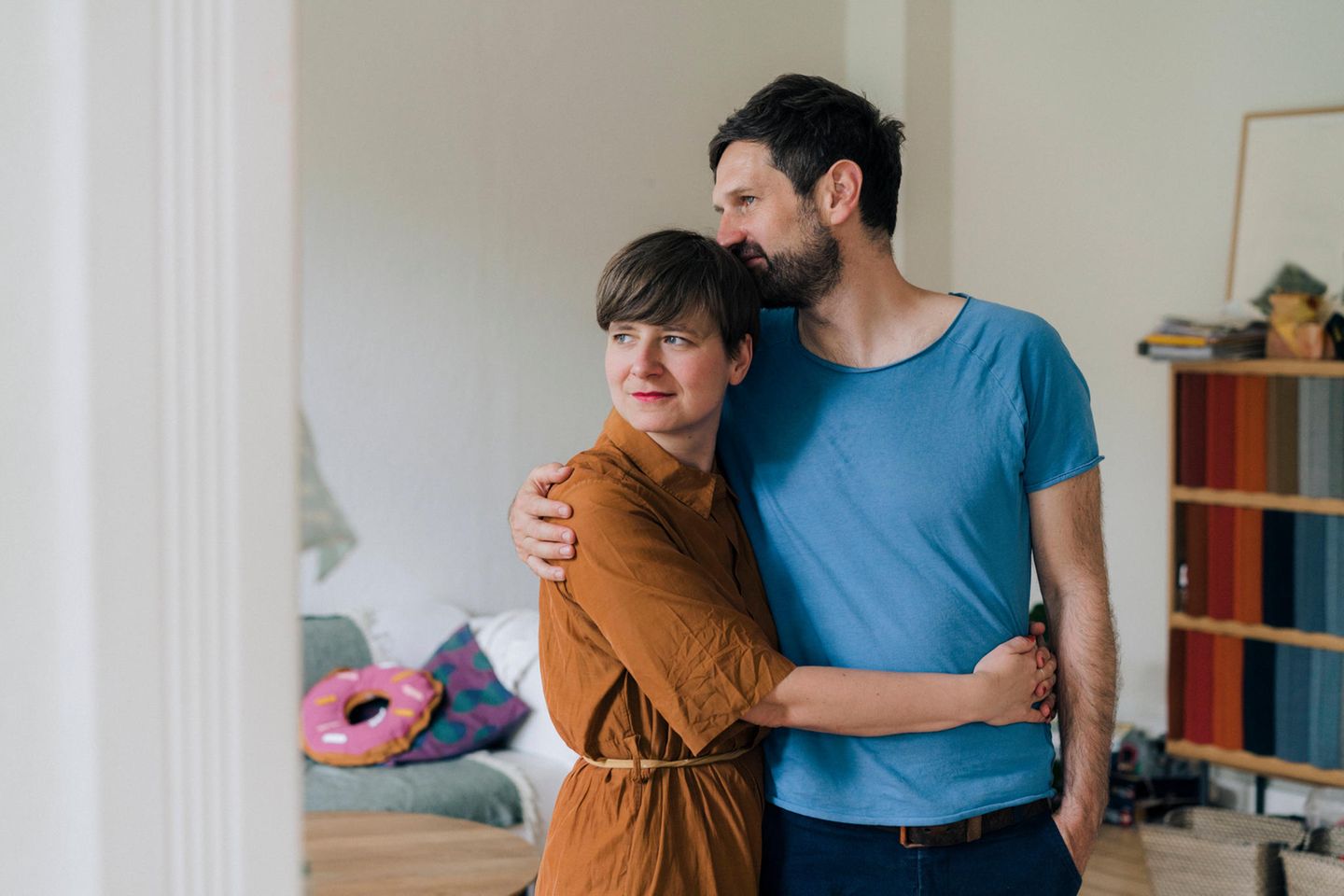 Eltern: Ein Mann und eine Frau umarmen sich