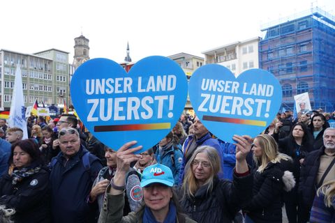 Teilnehmerinnen einer AfD-Kundgebung in Stuttgart