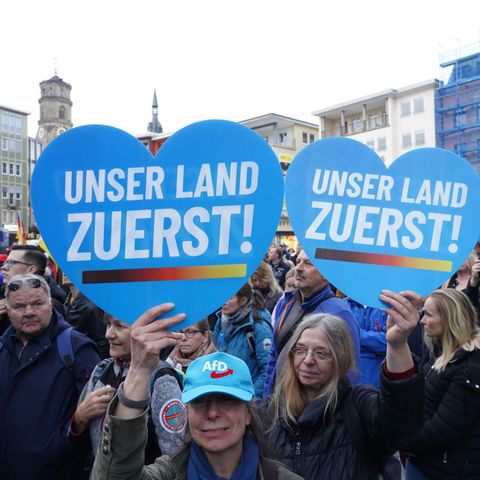 Teilnehmerinnen einer AfD-Kundgebung in Stuttgart