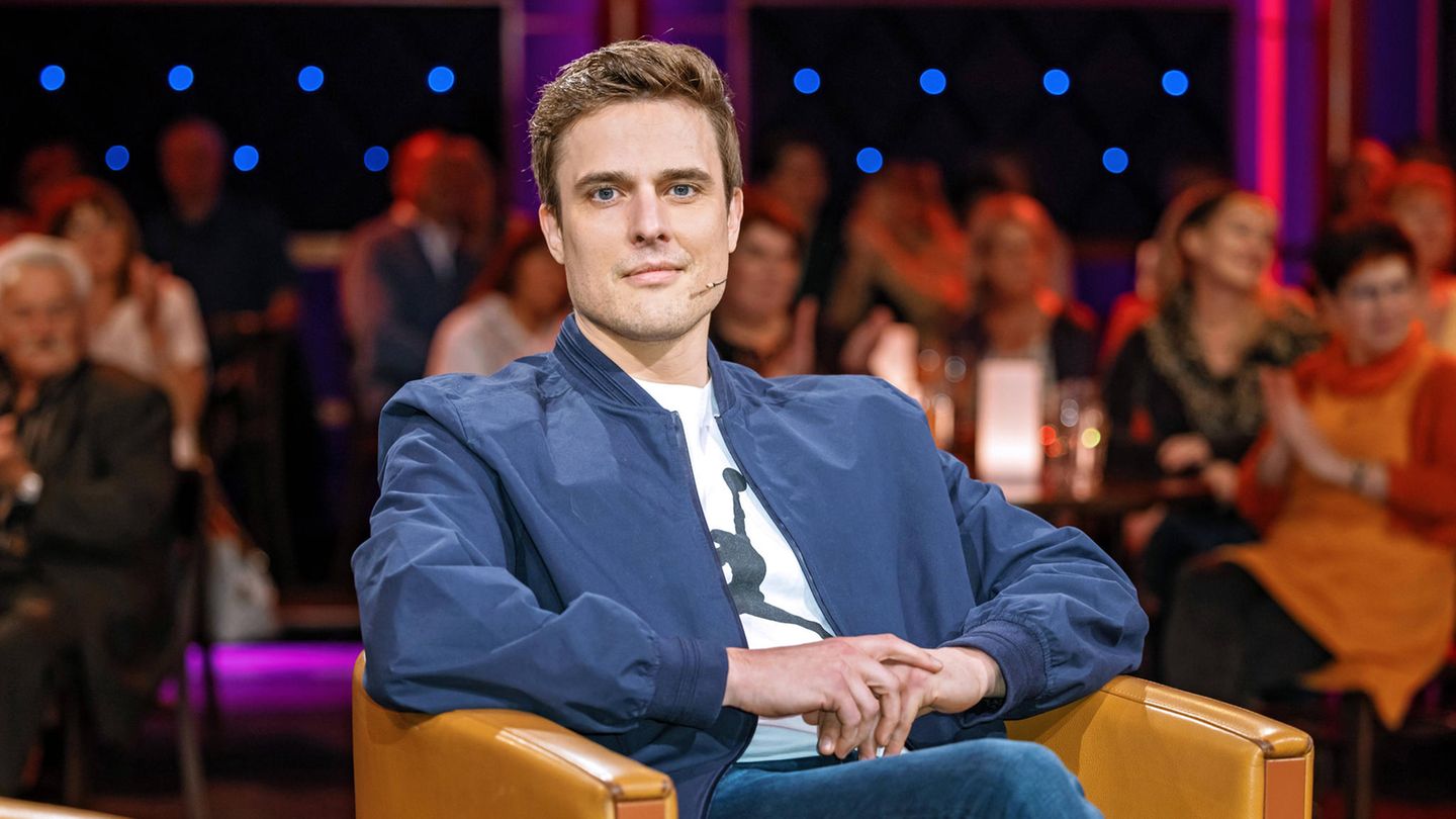 Mann wirft Tagesschau-Sprecher Constantin Schreiber Torte ins Gesicht