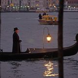 Was wäre Venedig ohne Gondeln? Und was wäre ein Film, der in Venedig spielt, ohne Szenen auf dem Wasser? Standesgemäß lässt sich der Meisterdetektiv Poirot in einer traditionellen Gondel über den Canal Grande chauffieren. Laufen nicht gerade die Filmkameras, ist auf dem Kanal stets reger Verkehr. In Venedig geht eben nichts ohne Wassertaxis, Gondeln und Fähren. 