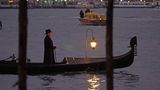 Was wäre Venedig ohne Gondeln? Und was wäre ein Film, der in Venedig spielt, ohne Szenen auf dem Wasser? Standesgemäß lässt sich der Meisterdetektiv Poirot in einer traditionellen Gondel über den Canal Grande chauffieren. Laufen nicht gerade die Filmkameras, ist auf dem Kanal stets reger Verkehr. In Venedig geht eben nichts ohne Wassertaxis, Gondeln und Fähren. 
