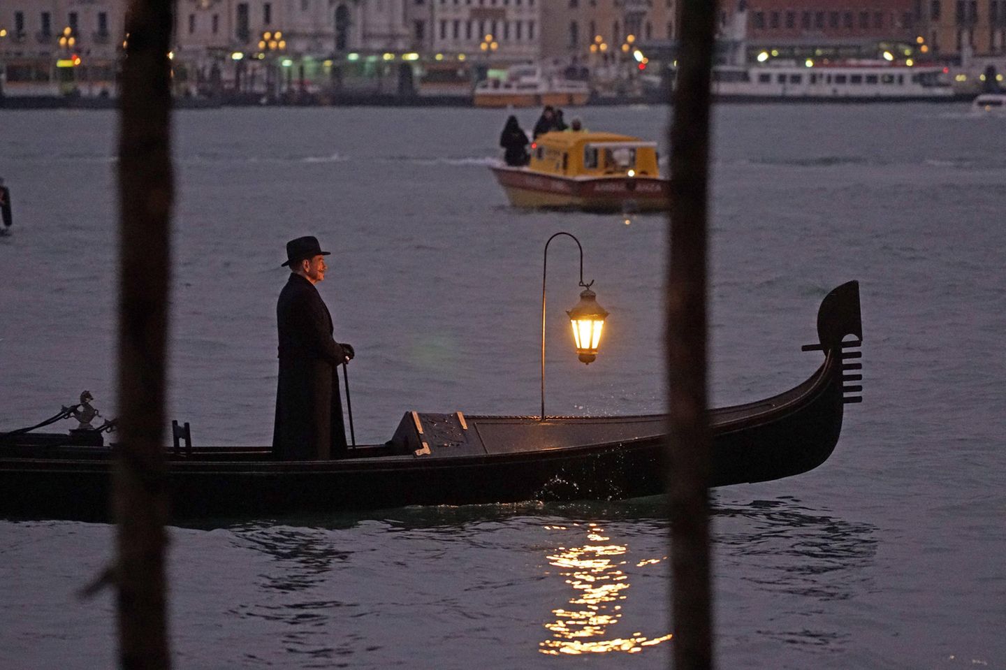 "A Haunting in Venice": Was wäre Venedig ohne Gondeln? Und was wäre ein Film, der in Venedig spielt, ohne Szenen auf dem Wasser? Standesgemäß lässt sich der Meisterdetektiv Poirot in einer traditionellen Gondel über den Canal Grande chauffieren. Laufen nicht gerade die Filmkameras, ist auf dem Kanal stets reger Verkehr. In Venedig geht eben nichts ohne Wassertaxis, Gondeln und Fähren. Was wäre Venedig ohne Gondeln? Und was wäre ein Film, der in Venedig spielt, ohne Szenen auf dem Wasser? Standesgemäß lässt sich der Meisterdetektiv Poirot in einer traditionellen Gondel über den Canal Grande chauffieren. Laufen nicht gerade die Filmkameras, ist auf dem Kanal stets reger Verkehr. In Venedig geht eben nichts ohne Wassertaxis, Gondeln und Fähren.
