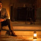 Der Großteil der Handlung findet in einem beeindruckenden venezianischen Palazzo statt. Poirot und seine amerikanische Bekannte, Autorin Ariadne Oliver (Tina Fey) sind dort zu einer Séance geladen. Gastgeberin ist die Grande Dame Rowena Drake. Sie ist verzweifelt, nachdem ihre Tochter Alicia im vergangenen Jahr vom Balkon des Palazzos fiel und in den Tod stürzte. Mithilfe des Mediums Mrs. Reynolds (gespielt von Oscarpreisträgerin Michelle Yeoh) will sie Alicias Geist herbeirufen und herausfinden, was wirklich mit ihr passiert ist. Jamie Dornan spielt den Leibarzt der Drakes, der selbst geplagt ist von seiner Vergangenheit. "Venedig beschwört Vorstellungen von Fantasie und Dunkelheit herauf", sagt Dornan im Featurette zum Film über die Lagunenstadt. 