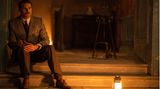 Der Großteil der Handlung findet in einem beeindruckenden venezianischen Palazzo statt. Poirot und seine amerikanische Bekannte, Autorin Ariadne Oliver (Tina Fey) sind dort zu einer Séance geladen. Gastgeberin ist die Grande Dame Rowena Drake. Sie ist verzweifelt, nachdem ihre Tochter Alicia im vergangenen Jahr vom Balkon des Palazzos fiel und in den Tod stürzte. Mithilfe des Mediums Mrs. Reynolds (gespielt von Oscarpreisträgerin Michelle Yeoh) will sie Alicias Geist herbeirufen und herausfinden, was wirklich mit ihr passiert ist. Jamie Dornan spielt den Leibarzt der Drakes, der selbst geplagt ist von seiner Vergangenheit. "Venedig beschwört Vorstellungen von Fantasie und Dunkelheit herauf", sagt Dornan im Featurette zum Film über die Lagunenstadt. 