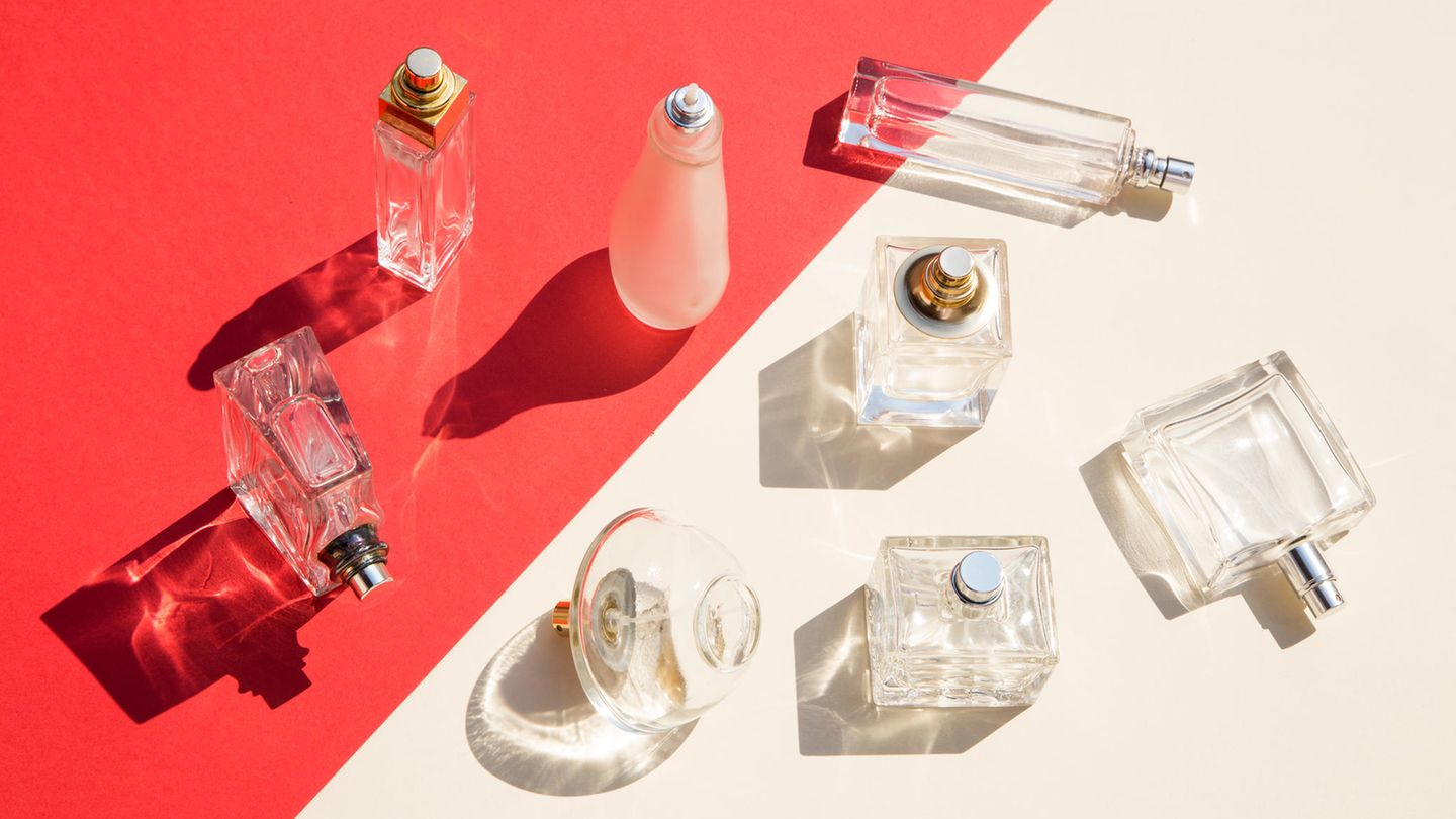 Instagram-Dupe vs. Originalduft: Parfümflaschen liegen verteilt auf dem Boden