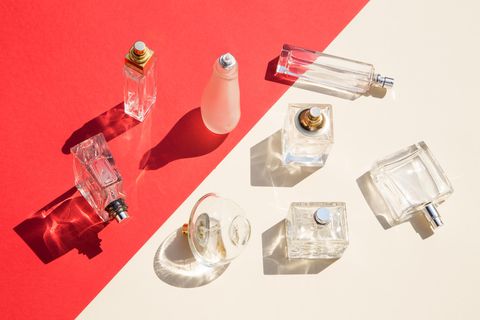 Instagram-Dupe vs. Originalduft: Parfümflaschen liegen verteilt auf dem Boden
