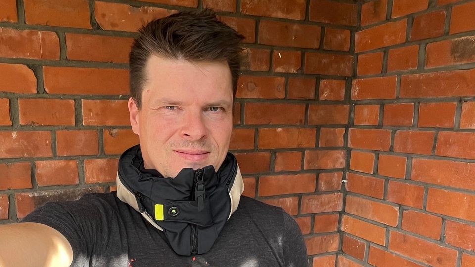 Hövding 3: stern-Redakteur Jan Sägert trägt den Airbag für Radfahrer