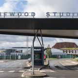 Tatsächlich wurden die Szenen für den Film nicht innerhalb eines Palazzos gedreht, sondern in den etwas weniger beeindruckend aussehenden Pinewood Studios westlich von London. "Die Kulissen fühlten sich an, als wäre man in die schönste, teuerste, perfekteste dunkle Fahrt in Disneyland eingestiegen und hätte aus dem Auto aussteigen dürfen", sagte Tina Fey über das Filmset. "Die Schauspieler hatten keine Ahnung, was passieren würde. Was wir mit Lichtern, Wind und sich öffnenden Türen gemacht haben", erklärte es Branagh im Featurette. 