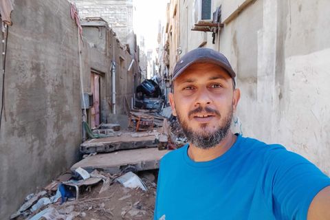 Mohamed Mneina in einer verwüsteten Gasse in Derna