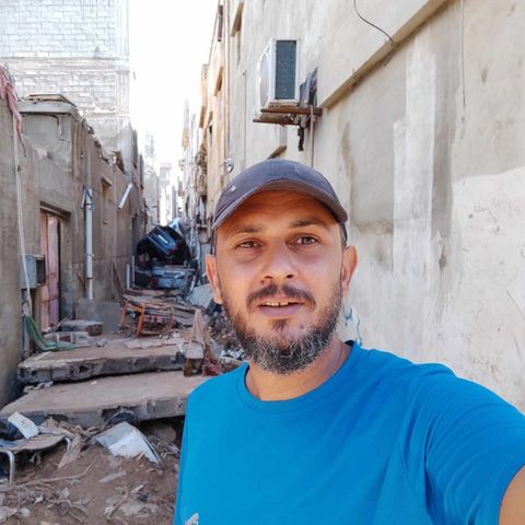 Mohamed Mneina in einer verwüsteten Gasse in Derna