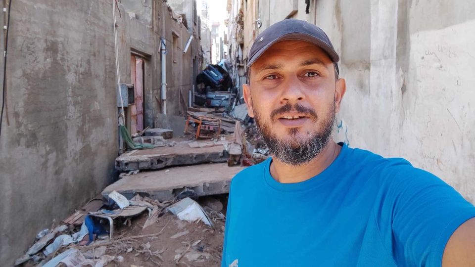 Mohamed Mneina in einer verwüsteten Gasse in Derna