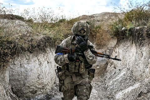 Training der ukrainische 3. Sturmbrigade - ausgerüstet mit alten Sowjetwaffen.