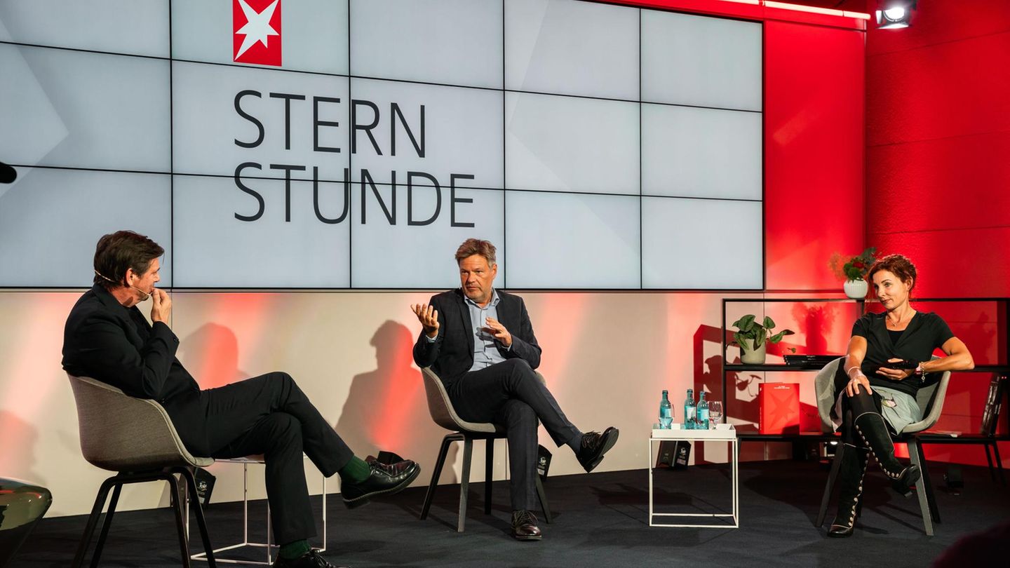Chefredakteur von stern, Robert Habeck und Juli Zeh sitzen auf einer Bühne und reden