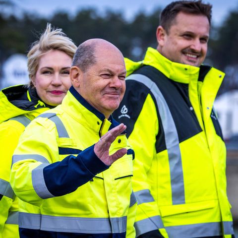 Bundeskanzler Olaf Scholz (M.) und Stephan Knabe, Aufsichtsratsvorsitzender des Betreibers Deutsche Regas