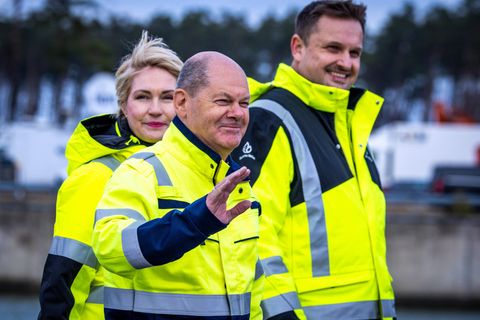 Bundeskanzler Olaf Scholz (M.) und Stephan Knabe, Aufsichtsratsvorsitzender des Betreibers Deutsche Regas