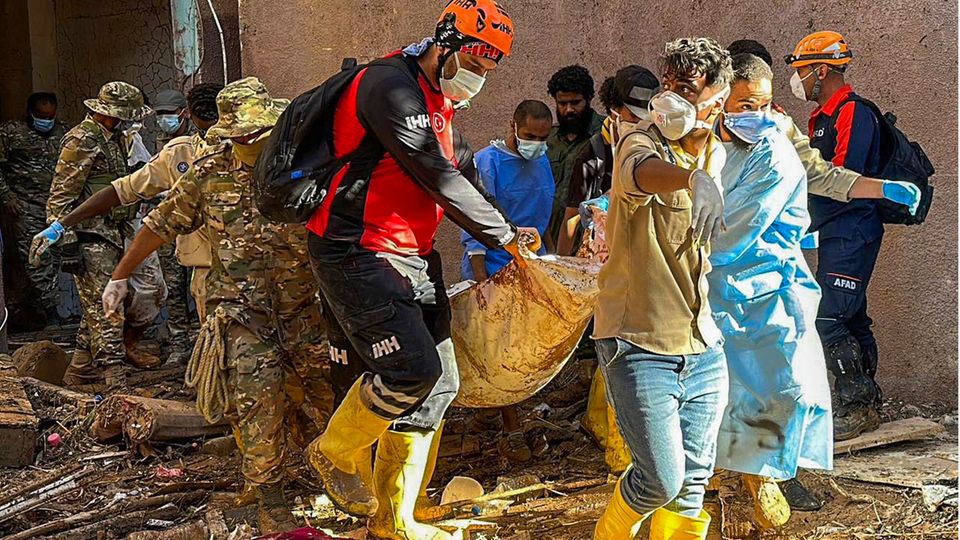 Rettungskräfte in Libyen bergen eine Leiche