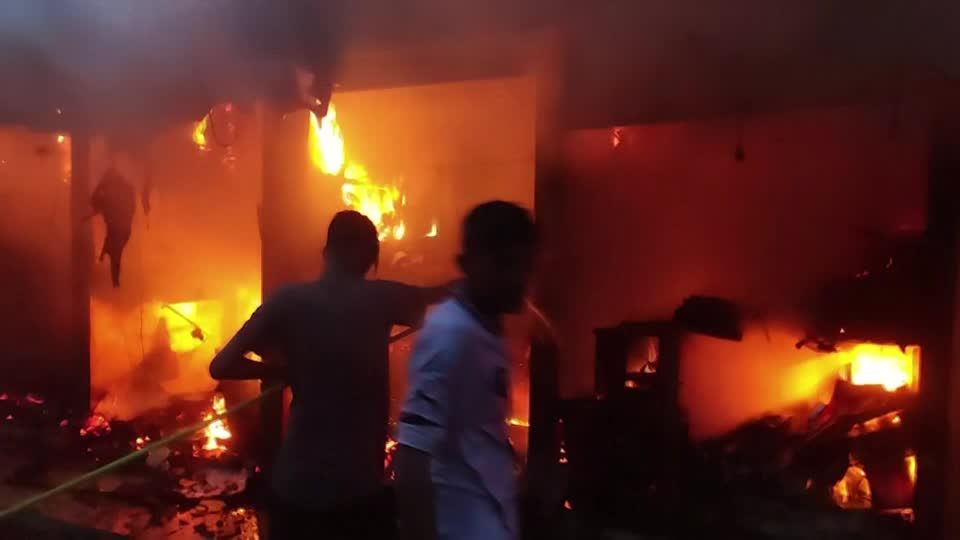 Video: Feuer zerstört Markt in Bangladesch