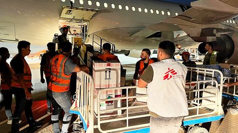 Rettungsteams verschiedener Hilfsorganisationen sind nach Libyen geflogen, um den Betroffenen der Überschwemmungen zu helfen. 