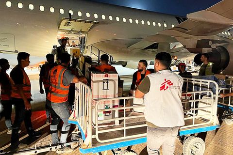 Rettungsteams verschiedener Hilfsorganisationen sind nach Libyen geflogen, um den Betroffenen der Überschwemmungen zu helfen. 