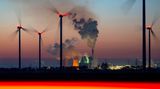 Bad-Lauchstädt. Deutschland. Vor dem Braunkohlekraftwerk Schkopau drehen sich die Windräder. Unter dem Motto #EndFossilFuels gehen heute tausende Klimaaktivisten auf die Straßen. Sie fordern einen schnelleren Gas- und Kohleausstieg. Die Bewegung Fridays for Future hat zum globalen Klimastreik mehr als 200 Demonstrationen und Kundgebungen in ganz Deutschland angekündigt.